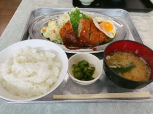 キッチンKのメンチカツ・ベーコンエッグ定食 ¥800