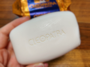 「CLEOPATRA」と書いてあるだけのシンプルな石鹸