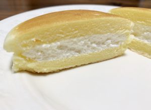 クリームは、北海道産クリームチーズと自家製カスタードをブレンドしたクリームです