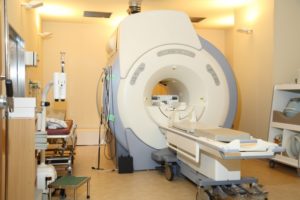 MRI検査は強力な磁石でできた筒状の装置に入り、磁力を利用して臓器や血管を撮影する検査です。