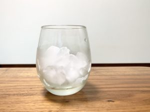 ①グラスに氷を適量いれる