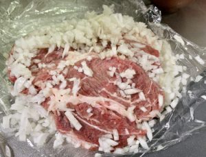 焼く30分前に冷蔵庫から肉を出して常温に戻す。常温に戻した後に肉から玉ねぎを取り除く。