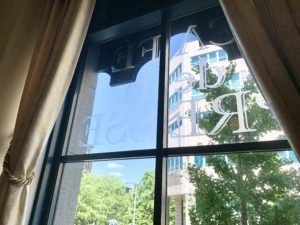 カフェドゥラプレスの窓際の席は外のイチョウ並木や歴史的な建物を眺めながらゆっくり出来るのでオススメです。