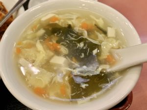 卵とわかめのスープはとろみがあって、温かくて優しい味。
激辛麻婆豆腐で痺れた口が休まります。