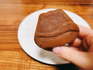 富士山の型で焼き上げられた富士山御蔭餅は生地に餅粉が使われています。
なので生地はもちもち。弾力があってお餅のよう。