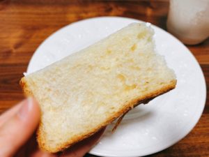 デニッシュパンを食べると、バターの香りやバターの甘さが口の中に広がります。そして噛めば噛むほどバターの味が際立ちます。