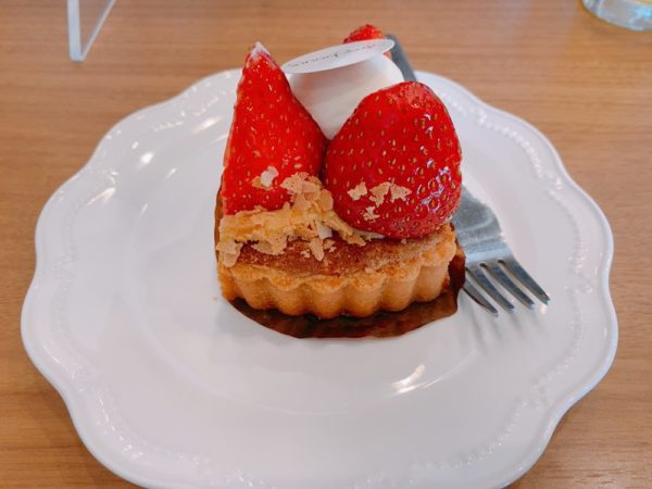ストラスブールNOVA店のカフェでケーキを実食 苺のタルト 税抜550円