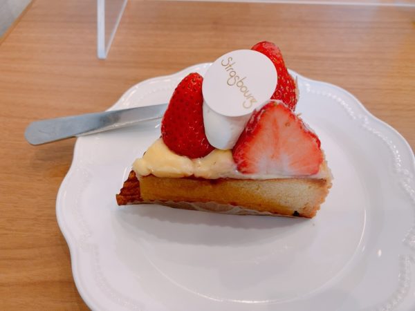 ストラスブールNOVA店のカフェでケーキを実食 苺のタルト 税抜550円